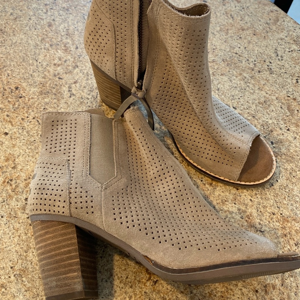 Women’s Tom’s heels! Size 6